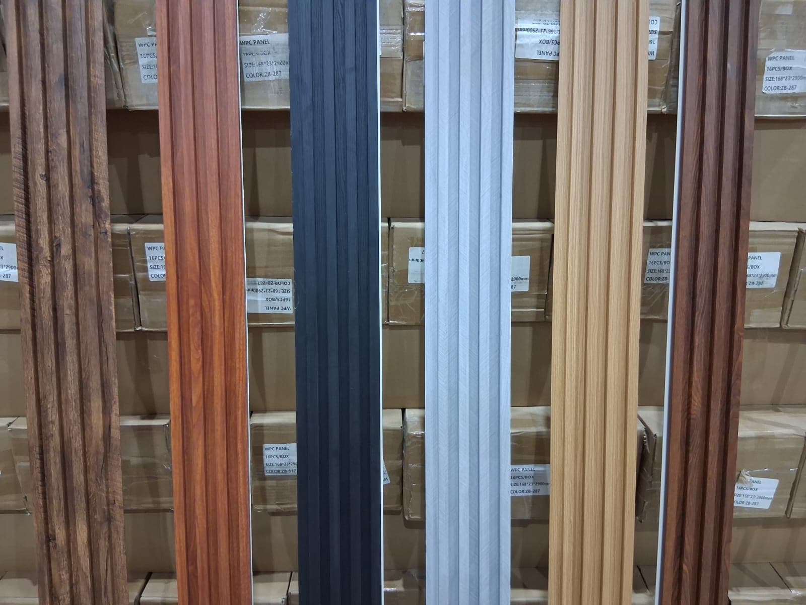 Amostras variadas de ripados WPC em diversas tonalidades