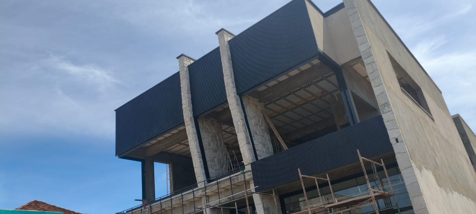 Edifício comercial grande com ripados WPC na fachada
